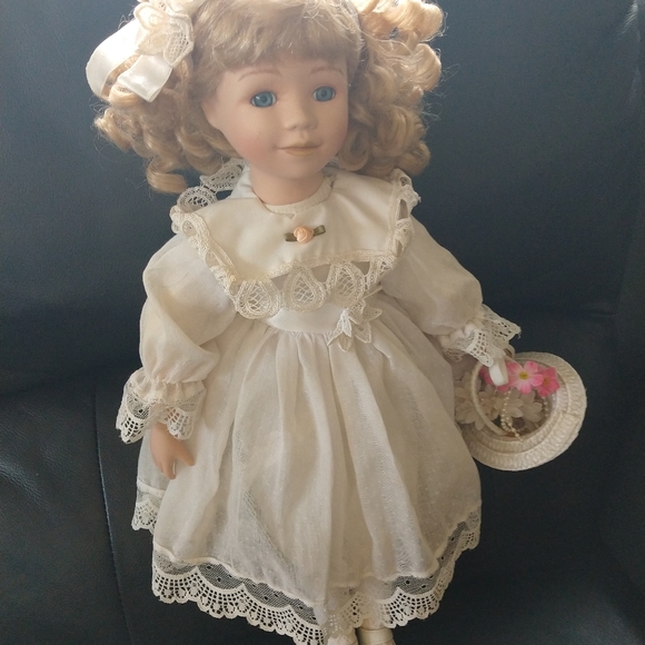 Porcelain doll - Picture 1 of 6